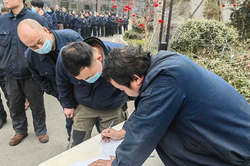 福利品發(fā)放現(xiàn)場熱火朝天各單位人員配合默契12