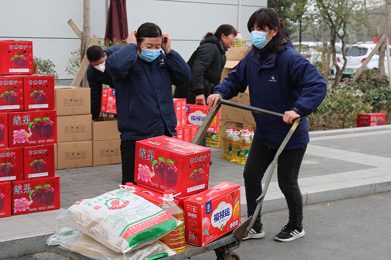 福利品發(fā)放現(xiàn)場熱火朝天各單位人員配合默契17