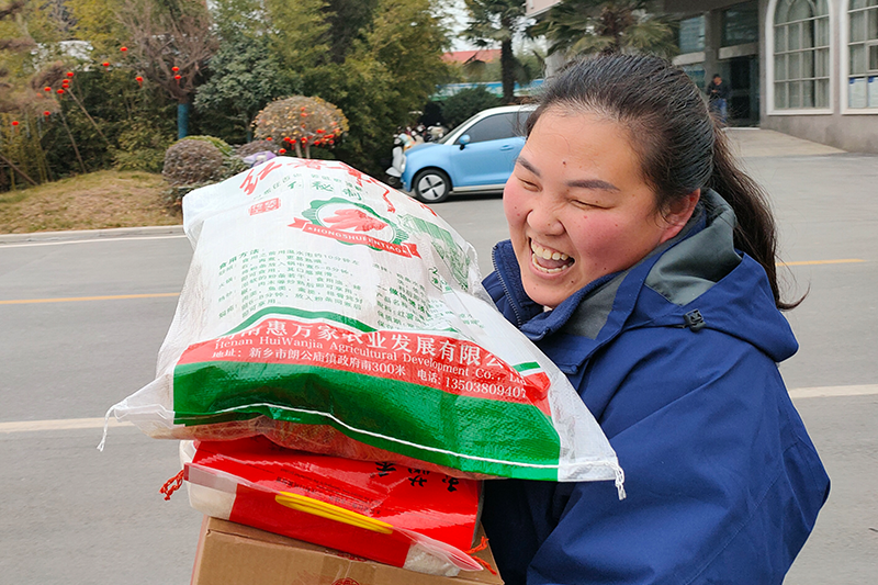 福利品發(fā)放現(xiàn)場熱火朝天各單位人員配合默契16