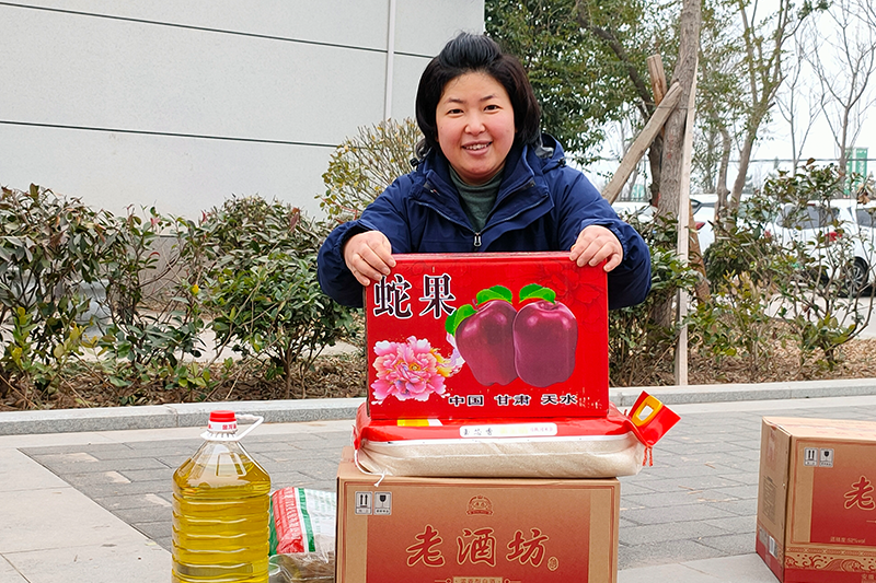 福利品發(fā)放現(xiàn)場熱火朝天各單位人員配合默契13