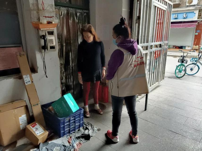 快遞寄存引紛爭(zhēng)，小區(qū)建柜解難題