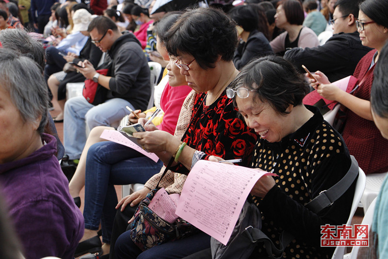 現(xiàn)場，群眾正在認(rèn)真閱讀有獎問答題目.jpg