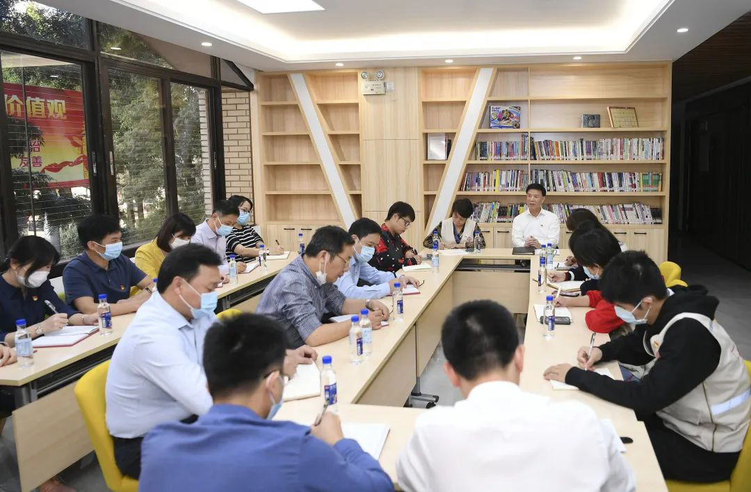 金湯社區(qū)：十九屆五中全會(huì)精神交流學(xué)習(xí)會(huì)