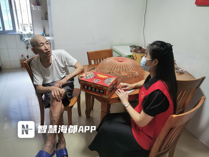 【網(wǎng)絡(luò)中國節(jié)?中秋】情暖中秋！福州一社區(qū)為老人送去了核酸預(yù)登記牌