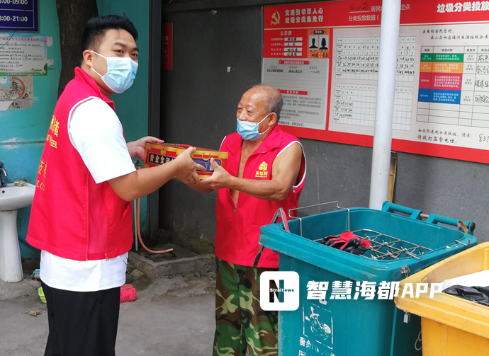 【網(wǎng)絡(luò)中國節(jié)?中秋】情暖中秋！福州一社區(qū)為老人送去了核酸預(yù)登記牌